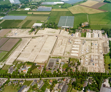 840480 Luchtfoto van het bouwterrein voor de nieuwbouwwijk Langerak te De Meern (gemeente Vleuten-De Meern), uit het ...